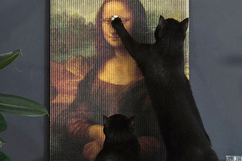 Кот царапает картину